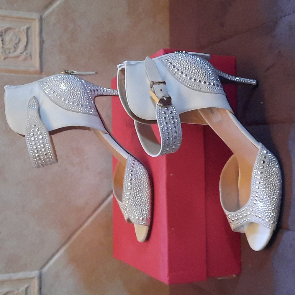 Studded white heels by Valentino - Picture 2 of 5